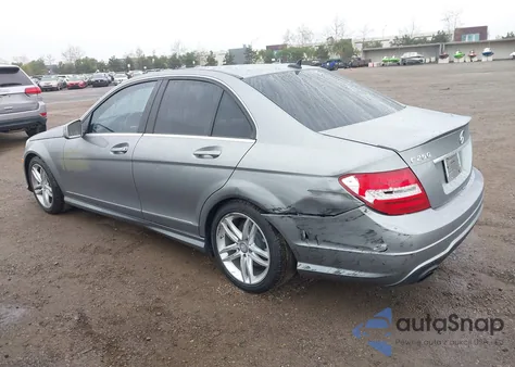 2013 Mercedes-Benz C 250 Sport z USA, uszkodzony, nr VIN WDDGF4HBXDA869821